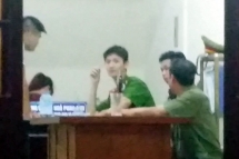 doi nam nu thue nguoi buc tu cay xanh