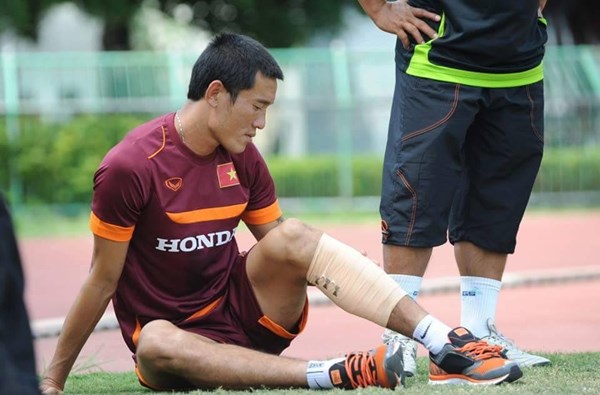 chi cong dinh chan thuong nang vang mat tran gap thai lan