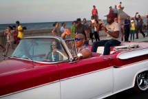 Vin Diesel khoe ảnh phim trường “Fast & Furious 8” tại Cuba
