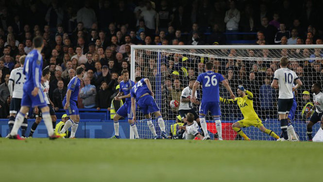 danh roi chien thang tottenham dang chuc vo dich cho leicester