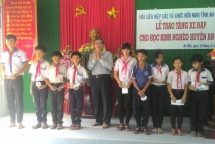 phi chinh phu nuoc ngoai trao hoc bong xe dap cho hoc sinh an giang