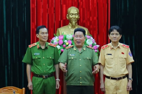 cong an sap co trang phuc moi