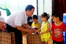 nhung trai tim dong cam tiep tuc ho tro tre em ngheo tri an nguoi co cong