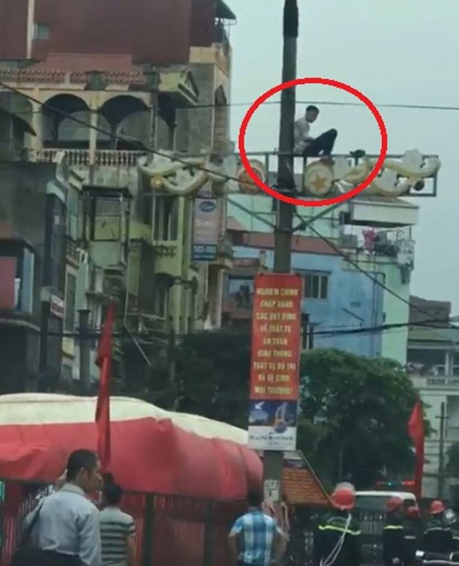 ha noi nam thanh nien nghi ngao da co thu tren cot dien o duong giai phong