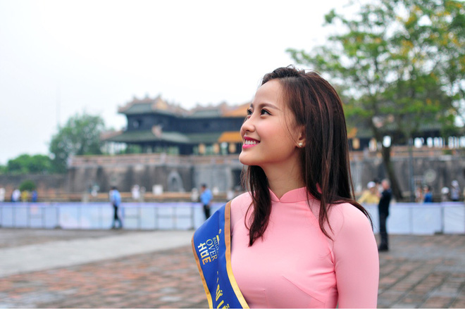 hoa khoi khanh ngan dep nen na trong ta ao dai