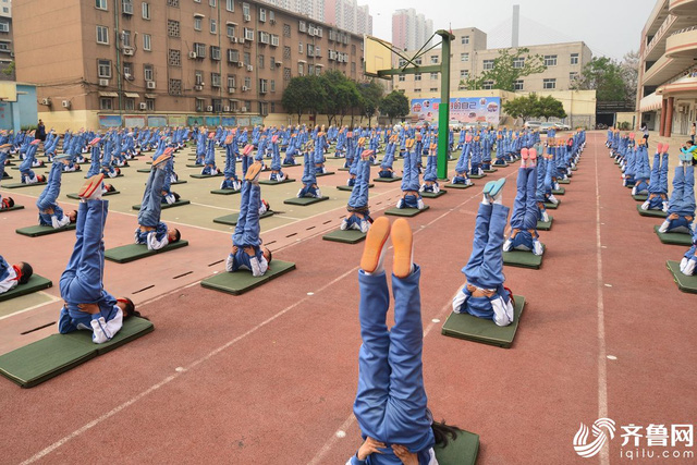 hoc sinh tieu hoc trung quoc phai tap the duc cang khong kem gi van dong vien chuyen nghiep