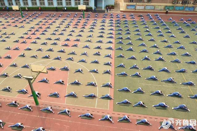 hoc sinh tieu hoc trung quoc phai tap the duc cang khong kem gi van dong vien chuyen nghiep