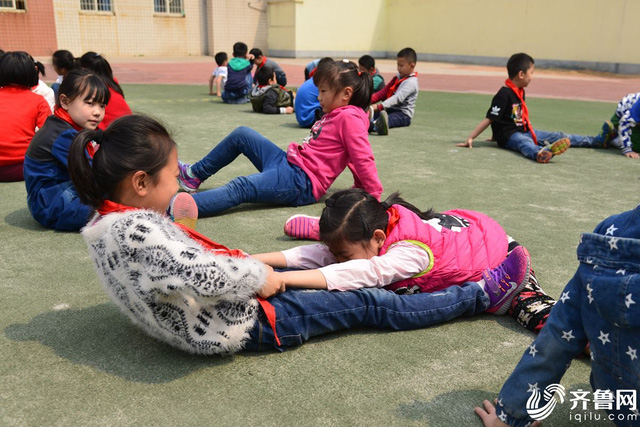 hoc sinh tieu hoc trung quoc phai tap the duc cang khong kem gi van dong vien chuyen nghiep