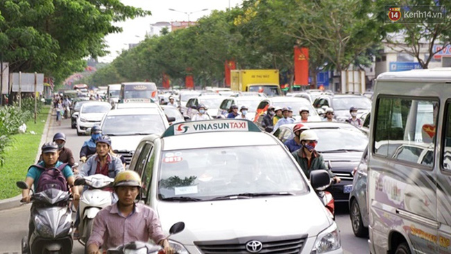 chuyen gay tranh cai co gai buc xuc khi tai xe tu choi vi bat taxi tu ct plaza vao san bay chi 600 met