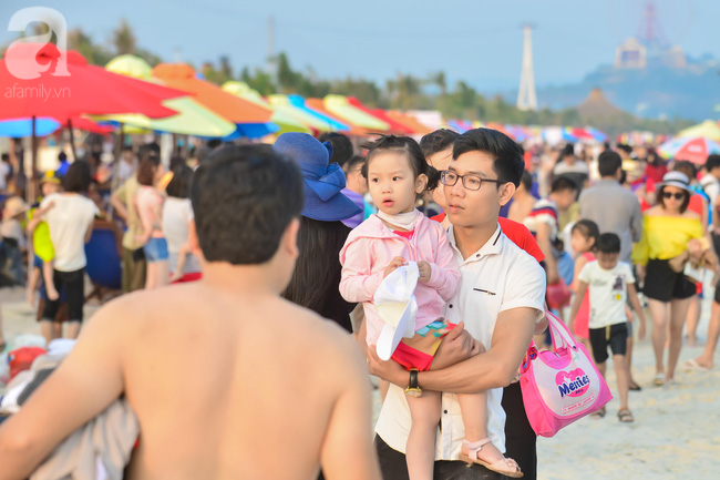 so tre bi lac cha me ke ke ben con giua bai bien dong nghit nguoi