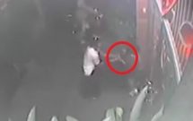 clip co gai bi 2 nguoi dan ong cuop tui trang tron ngay truoc cua nha