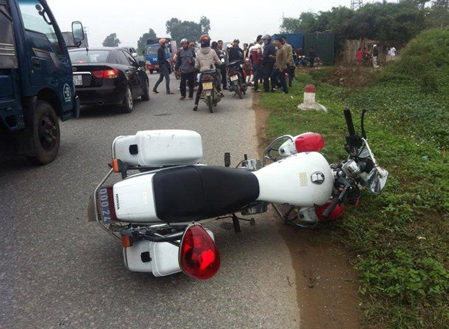 hue dang lam nhiem vu mot chien si csgt bi xe may tong nguy kich