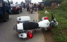 hue dang lam nhiem vu mot chien si csgt bi xe may tong nguy kich