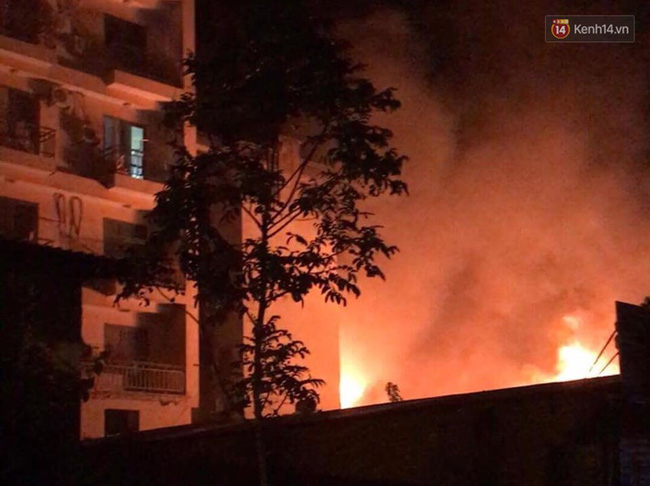 ha noi chay kho chua vat lieu quang cao trong dem ngon lua boc cao len toi 2 tang nha