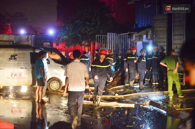 ha noi chay kho chua vat lieu quang cao trong dem ngon lua boc cao len toi 2 tang nha