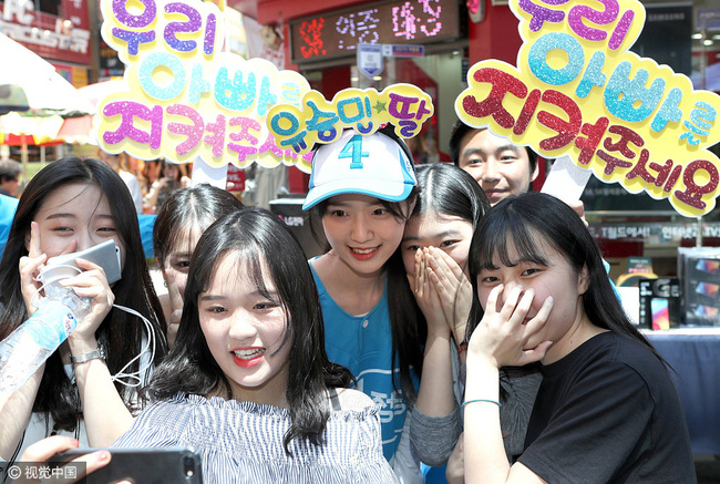 cu tuong ngoi sao noi tieng giao luu voi fan ra la con gai xinh dep cua ung vien tranh cu tong thong han quoc