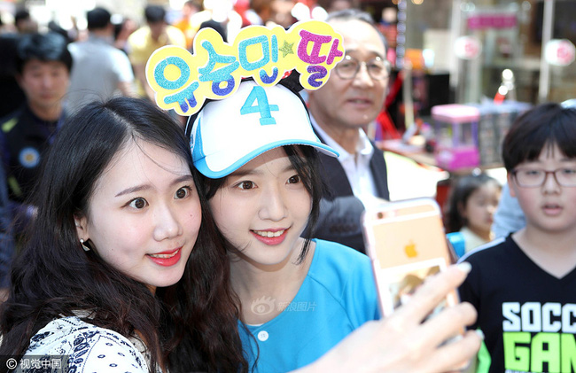 cu tuong ngoi sao noi tieng giao luu voi fan ra la con gai xinh dep cua ung vien tranh cu tong thong han quoc