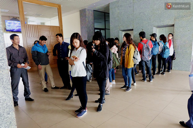 tu chuyen co gai chen ngang trong sieu thi cac sinh vien nghi gi ve van hoa xep hang ngay tai truong dh