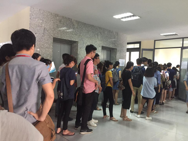 tu chuyen co gai chen ngang trong sieu thi cac sinh vien nghi gi ve van hoa xep hang ngay tai truong dh