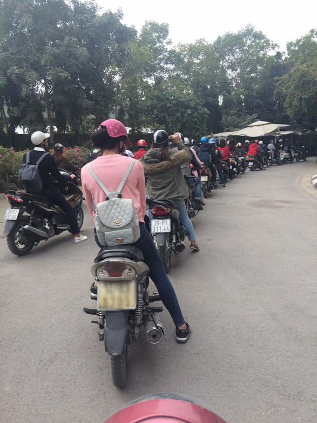 tu chuyen co gai chen ngang trong sieu thi cac sinh vien nghi gi ve van hoa xep hang ngay tai truong dh