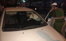 ha noi nguoi dan ong mac benh tam than trom xe o to de lai thu roi vut ven duong