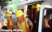 tai xe trung quoc nhoi nhet 40 nguoi trong chiec xe tai 6 cho