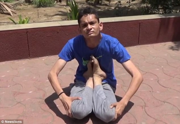 chang trai co biet tai xoay dau nguoc 180 do ra sau nhu ma trong phim kinh di