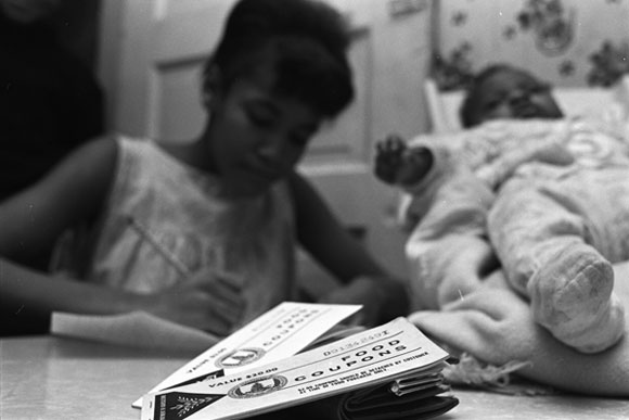 tai sao tong thong trump lai cham dut cuoc chien chong doi ngheo keo dai 52 nam cua my