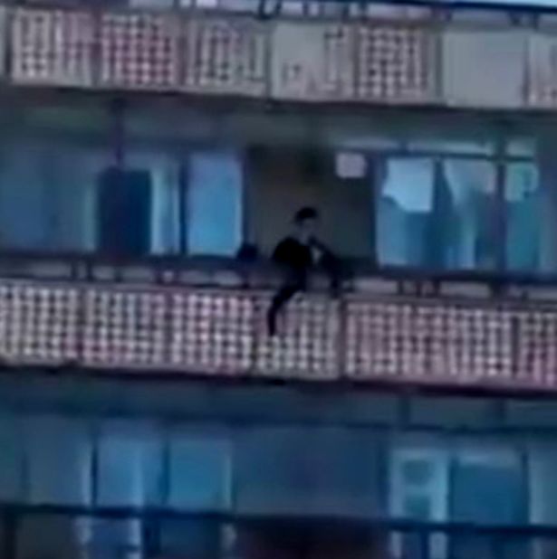 ba me nhan tam sat hai roi nem thi the con gai 12 tuoi tu ban cong