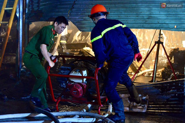 ha noi chay lon tren duong tam trinh huy dong hon 30 chien si va 10 xe chua chay dap lua