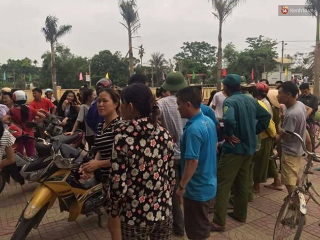 cha ruot dan canh va cham giao thong de bat coc con trai tren duong di hoc ve