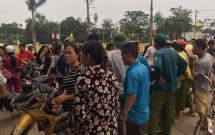 cha ruot dan canh va cham giao thong de bat coc con trai tren duong di hoc ve