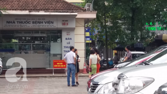 ha noi hang chuc thanh nien xong vao benh vien khong che bac si tan cong benh nhan