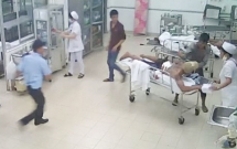 ha noi hang chuc thanh nien xong vao benh vien khong che bac si tan cong benh nhan