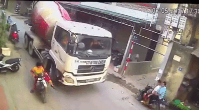 clip tai xe xe tai danh lai ep sat nguoi phu nu cho con nho tren duong pho ha noi