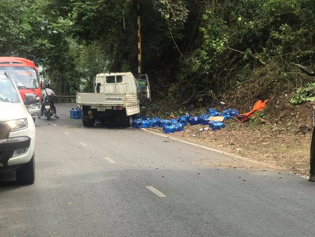 xe tai mat phanh chong mo cua de vo nhay ra ngoai truoc khi lao xuong doc mot minh