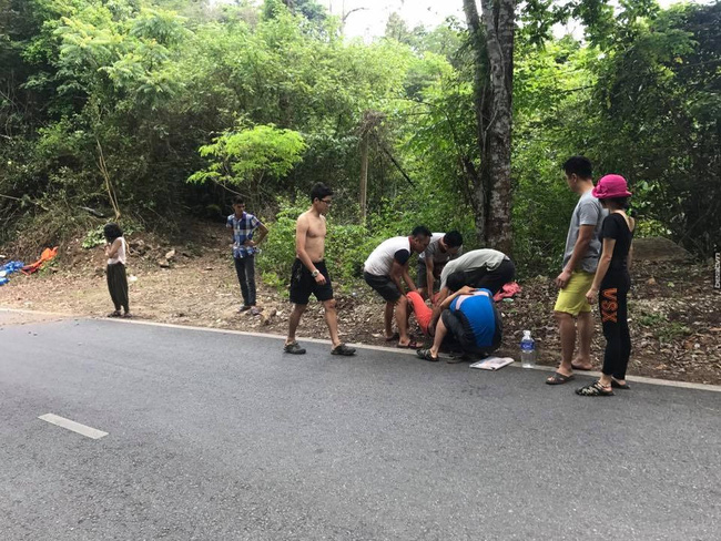 xe tai mat phanh chong mo cua de vo nhay ra ngoai truoc khi lao xuong doc mot minh
