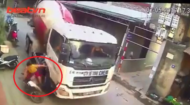 ban dau la nan nhan nhung nguoi phu nu va cham voi xe bon bat ngo nhan nhieu chi trich