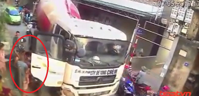 ban dau la nan nhan nhung nguoi phu nu va cham voi xe bon bat ngo nhan nhieu chi trich