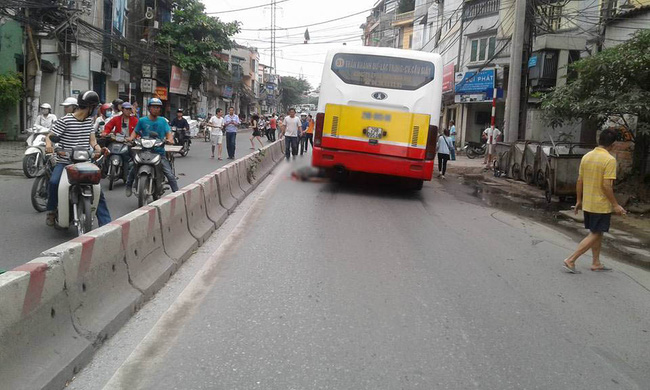 ha noi nga xuong duong sau khi va cham voi o to nam thanh nien bi xe buyt can qua chet tham