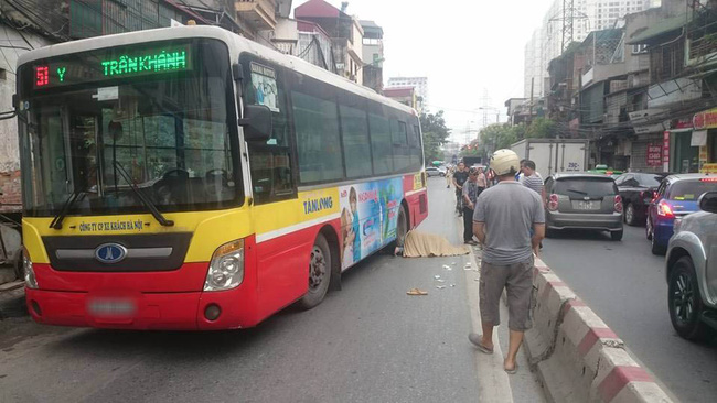ha noi nga xuong duong sau khi va cham voi o to nam thanh nien bi xe buyt can qua chet tham