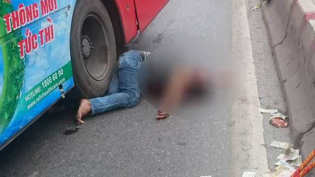 ha noi nga xuong duong sau khi va cham voi o to nam thanh nien bi xe buyt can qua chet tham