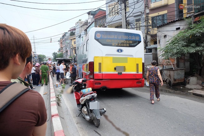 ha noi vang sang lan duong nguoc chieu sau khi dam vao dai phan cach cung nam thanh nien bi xe buyt can tu vong