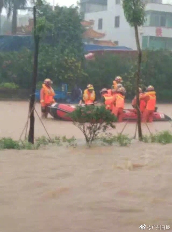 trung quoc nguoi dan quang chau khon don vi tran mua lut dau he