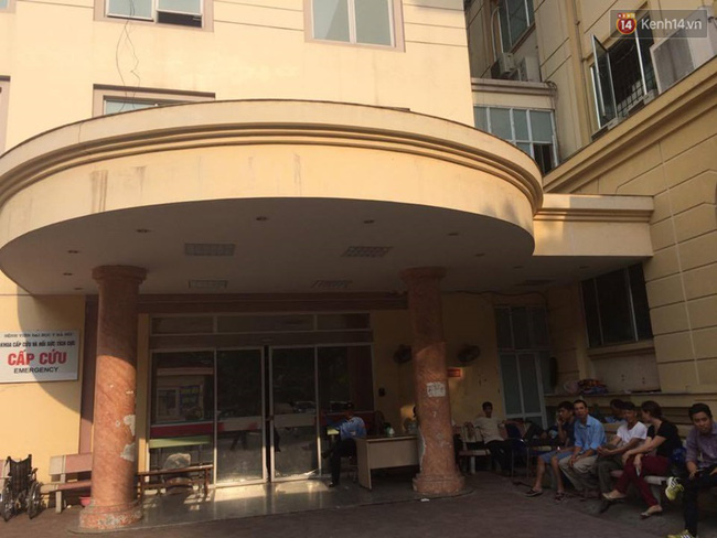 bat 5 doi tuong trong nhom 20 nguoi cam dao kiem khong che bac si truy sat nam benh nhan