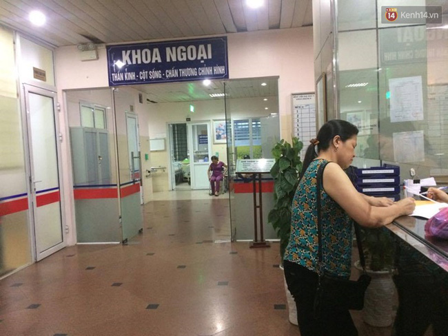 bat 5 doi tuong trong nhom 20 nguoi cam dao kiem khong che bac si truy sat nam benh nhan