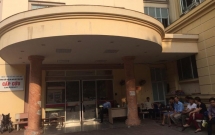 bat 5 doi tuong trong nhom 20 nguoi cam dao kiem khong che bac si truy sat nam benh nhan