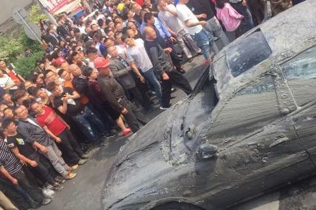 sau 15 nam chiec o to mat tich bi an duoc phat hien duoi long song voi 2 bo xuong nguoi ben trong