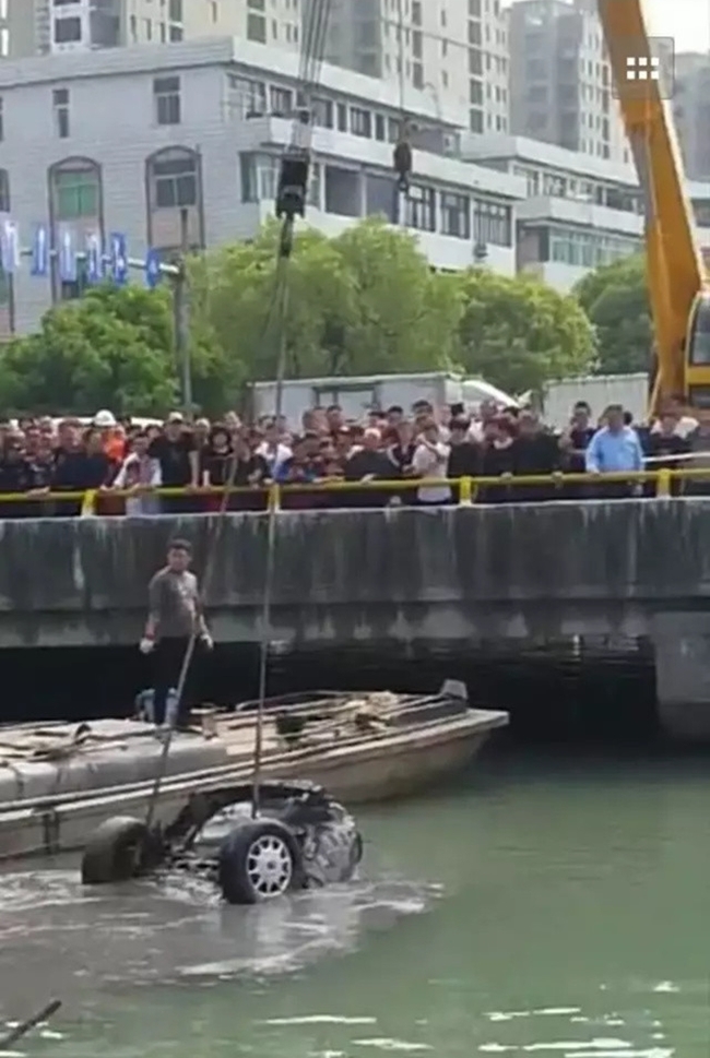 sau 15 nam chiec o to mat tich bi an duoc phat hien duoi long song voi 2 bo xuong nguoi ben trong