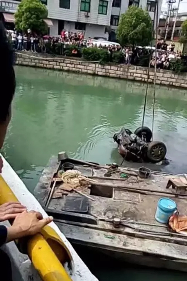 sau 15 nam chiec o to mat tich bi an duoc phat hien duoi long song voi 2 bo xuong nguoi ben trong